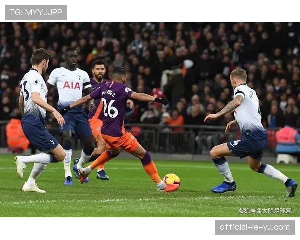 场边观察：热刺主帅在比赛间隙频繁使用换人名额，以维持场上跑动强度